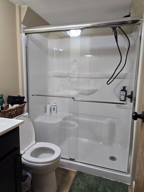 Dusche, Haartrockner, Handtücher, Seife