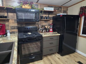 Kjøleskap, mikrobølgeovn, ovn og kokeplater