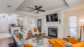 Televisión y chimenea