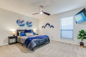 2 bedrooms, iron/ironing board, internet, bed sheets - Cute Chic 2B 2B Duplex APT (Frisco)