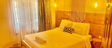 3 habitaciones, escritorio, tabla de planchar con plancha y wifi