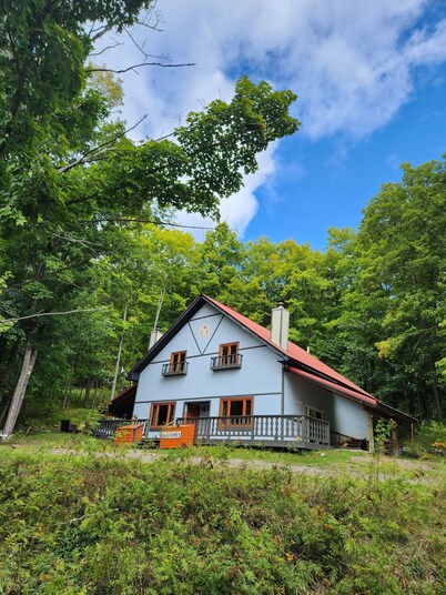 Peaceful Updated Chalet across street from Ski Brule --Right Side