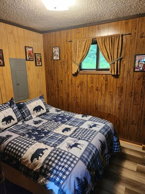 3 bedrooms, free WiFi, bed sheets - Peaceful Updated Chalet across street from Ski Brule --Right Side (Iron River)