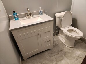 吹风机、毛巾、肥皂、洗发水