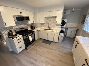 Private kitchen - Charming 3-bedroom, newly renovated modern decor home in Akron,Goodyear Heights (Akron)