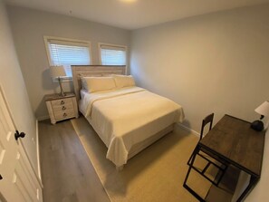 3 bedrooms, iron/ironing board, WiFi, bed sheets - Charming 3-bedroom, newly renovated modern decor home in Akron,Goodyear Heights  (Akron)