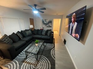 Living area - Charming 3-bedroom, newly renovated modern decor home in Akron,Goodyear Heights  (Akron)