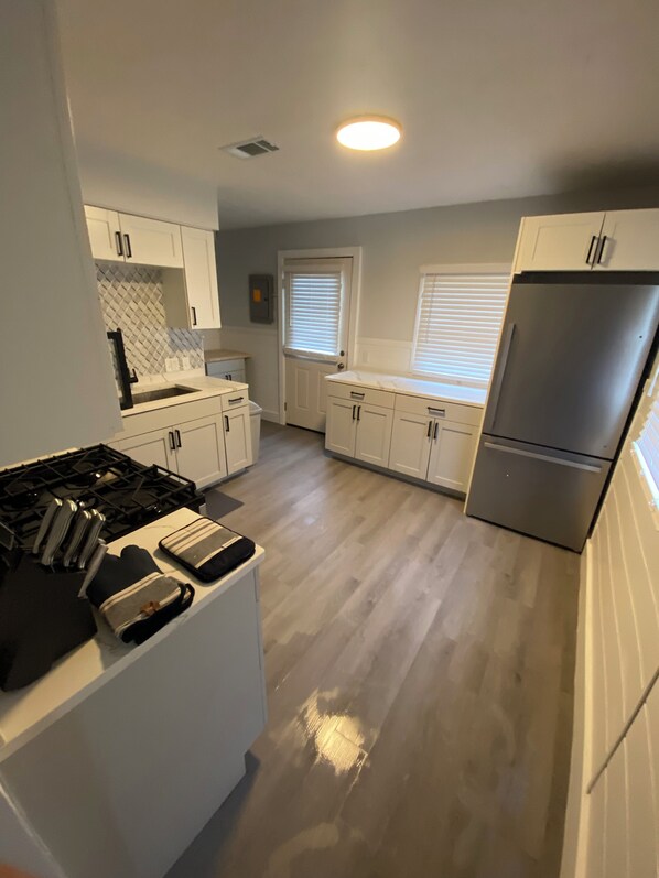 Private kitchen - Charming 3-bedroom, newly renovated modern decor home in Akron,Goodyear Heights (Akron)