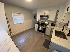 Private kitchen - Charming 3-bedroom, newly renovated modern decor home in Akron,Goodyear Heights  (Akron)