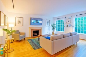 Smart TV, fireplace