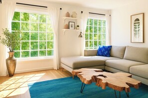 Smart TV, fireplace - Enchanting Hollywood Hills Oasis+Tree-Top Views+Outdoor Living Room+Free Garage (Los Angeles)