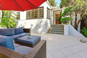 Terrace/patio - Enchanting Hollywood Hills Oasis+Tree-Top Views+Outdoor Living Room+Free Garage (Los Angeles)