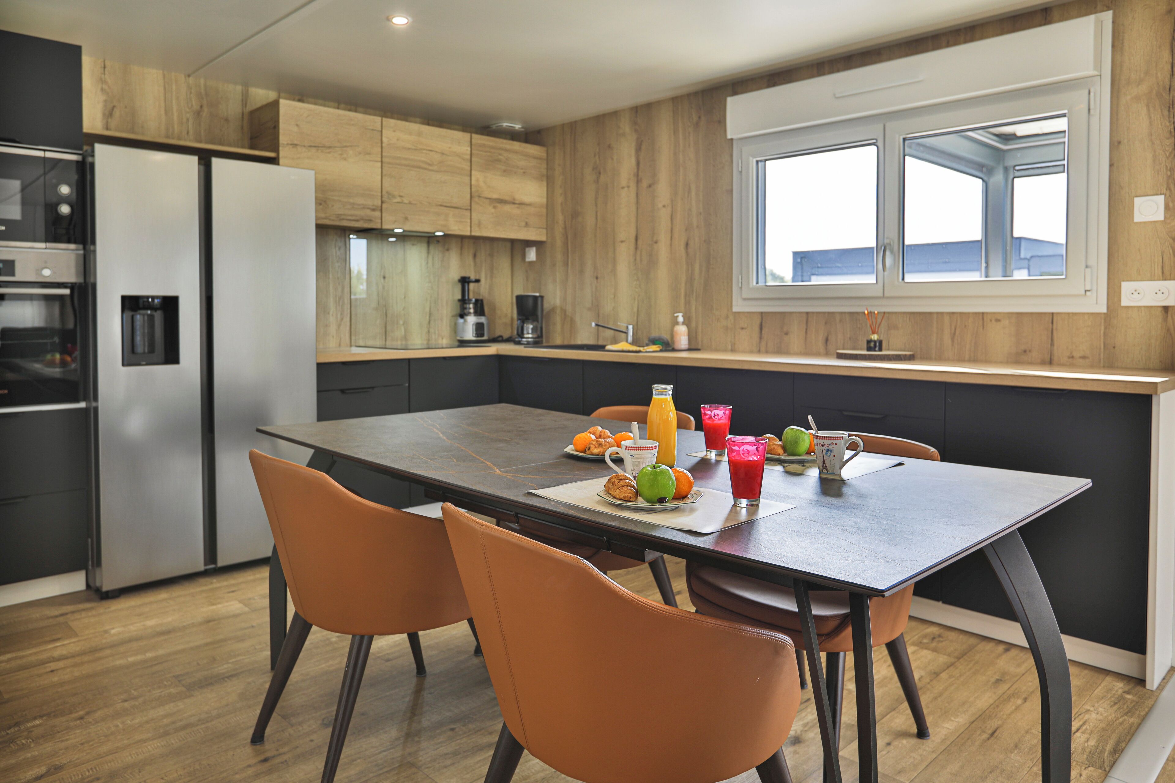 Réfrigérateur, micro-ondes, four, plaque de cuisson