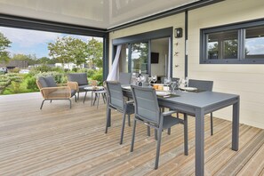 Outdoor dining - 35B LE COCON*Cottage Haut de Gamme*Piscines*Spa*Fitness*Calme*Nature (Sainte-Foy)