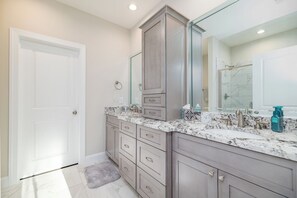 Shower, hair dryer, bidet, towels