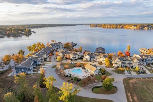 New! Lakeview, 4BR House, Pool, Pet friendly, WiFi, Free Parking