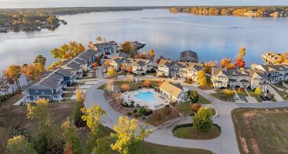 New! Lakeview, 4BR House, Pool, Pet friendly, WiFi, Free Parking