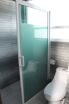 Shower, hair dryer, towels, soap - Komod Business Hotel  (Libres)