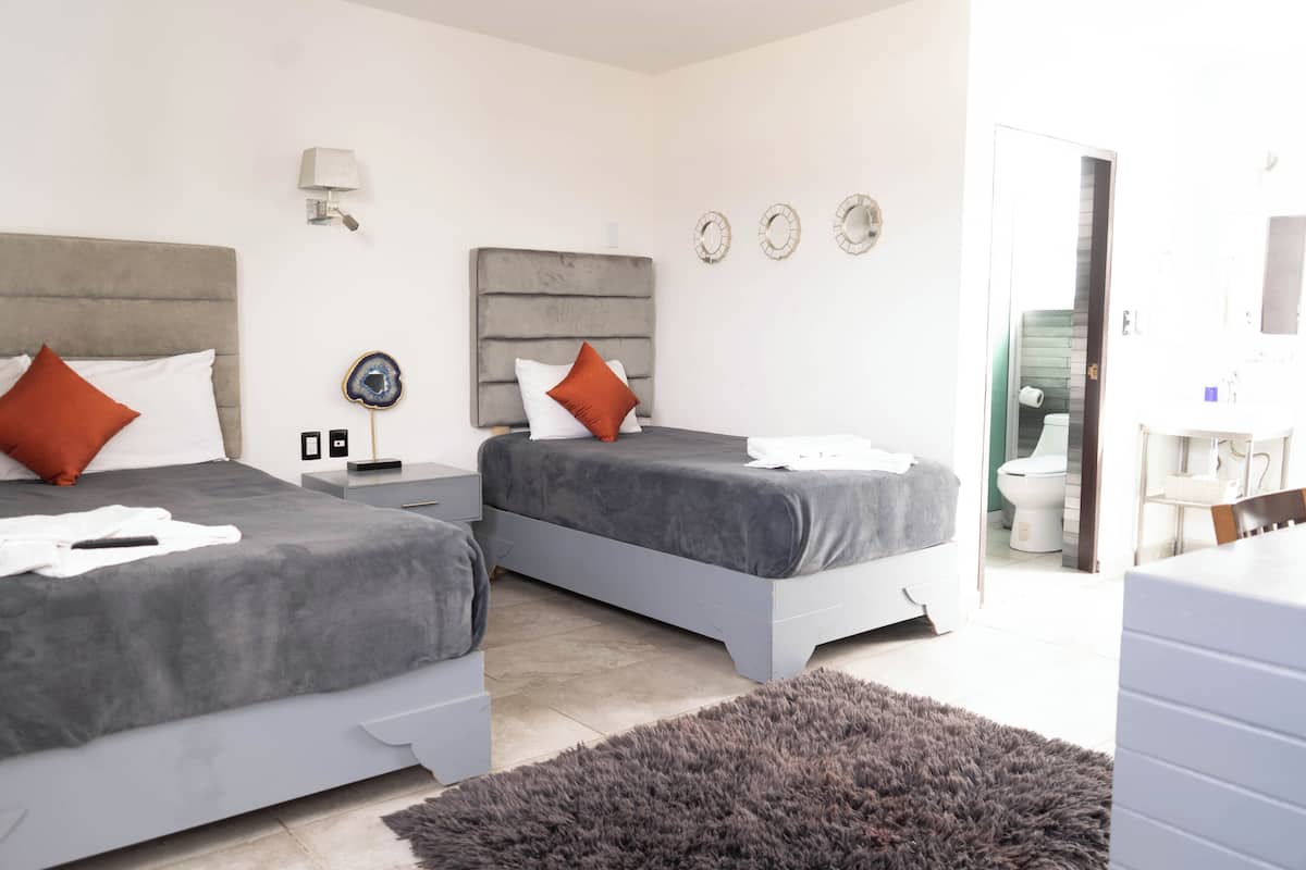 Doppia Comfort, balcone | Una cassaforte in camera, una scrivania, ferro/asse da stiro