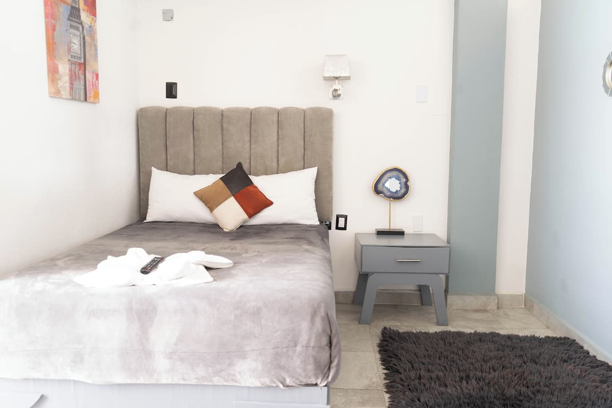 Camera Comfort, balcone | Una cassaforte in camera, una scrivania, ferro/asse da stiro