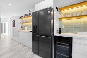 Geladeira, micro-ondas, cooktop, lava-louças