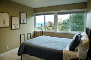 4 bedrooms, iron/ironing board, WiFi, bed sheets - Spacious 4 bed, 2 bath house in N.E. Seattle with available for the holidays! (Seattle)