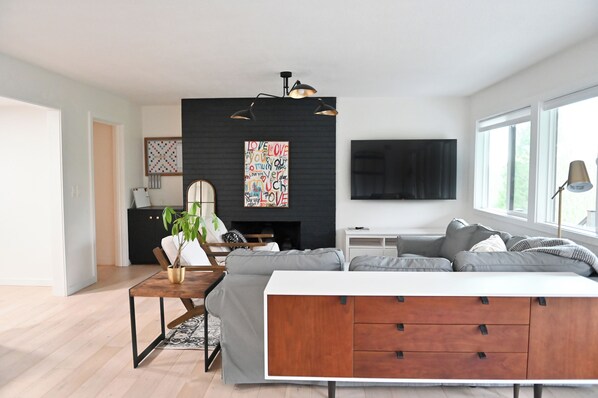 Living area - Spacious 4 bed, 2 bath house in N.E. Seattle with available for the holidays! (Seattle)