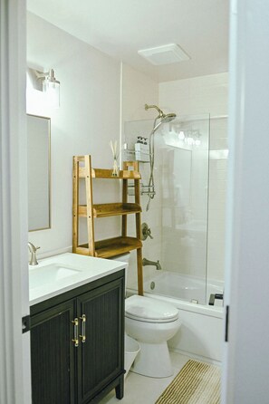 淋浴设施、吹风机、毛巾、肥皂