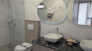 Dusj, hårføner, tøfler og håndklær