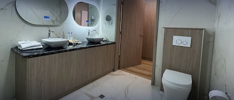 ตู้นิรภัยในห้องพัก, โต๊ะทำงาน, ผ้าม่านกันแสง, Wi-Fi ฟรี