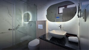 Deluxe Room, 1 King Bed | Bathroom