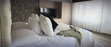 Deluxe Room, 1 King Bed | 1 bedroom, in-room safe, desk, blackout drapes