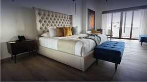 Suite, resort-utsikt | Safe på rommet, skrivebord, blendingsgardiner og wi-fi (inkludert)