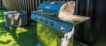 The North House: Cozy tiny Retreat with Free Parking, Wifi & Great Amenities