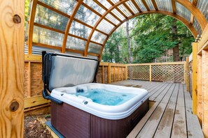 Outdoor spa tub