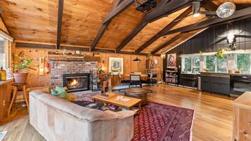 Smart-TV, Kamin, DVD-Player, Bücher