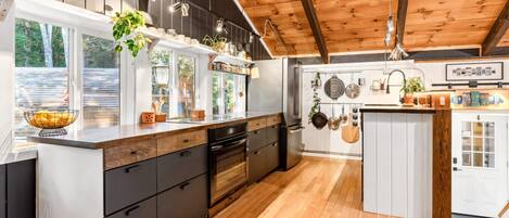 ثلاجة، ميكروويف، فرن، موقد طهي مسطح