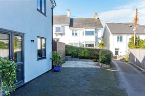 Exterior - Sunny Side in the Heart of Beer (Beer)