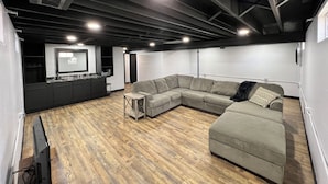 Smart-TV, Kamin, Tischfußball, Computerbildschirme