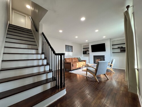 NEAR NIU & Downtown Dekalb! Sleeps 12, Wet Bar, Foosball, & PET-FRIENDLY!