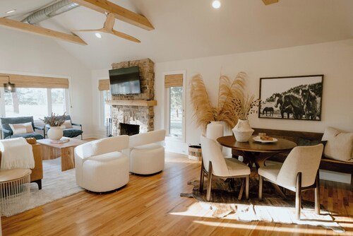 Tranquil Forest Retreat: Designer 4-Bedroom Ranch with Hot Tub & Firepit