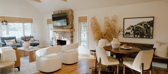 Tranquil Forest Retreat: Designer 4-Bedroom Ranch with Hot Tub & Firepit