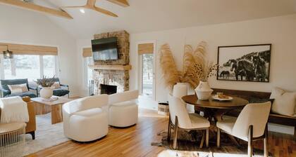 Tranquil Forest Retreat: Designer 4-Bedroom Ranch with Hot Tub & Firepit