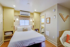 1 bedroom, desk, WiFi, bed sheets