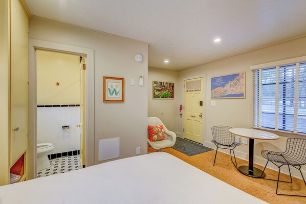 1 bedroom, desk, WiFi, bed sheets