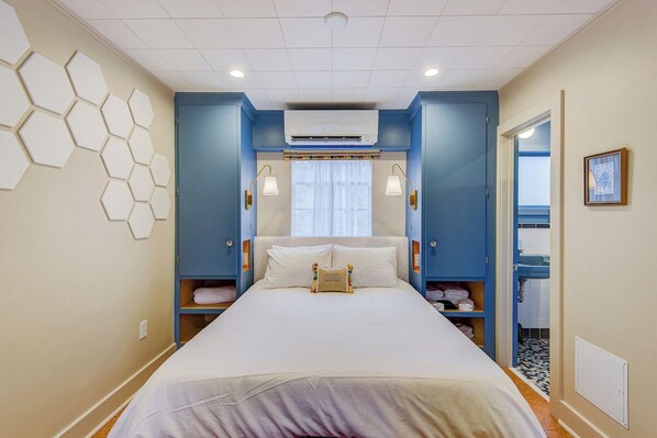 1 bedroom, desk, WiFi, bed sheets - Historic Blue Ridge Tourist Court - Queen Standard (Pet Friendly) (Boone)