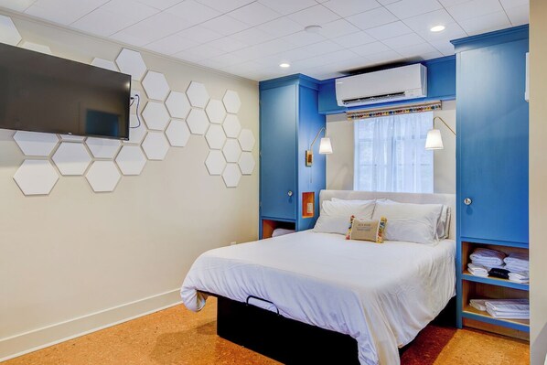 1 bedroom, desk, WiFi, bed sheets