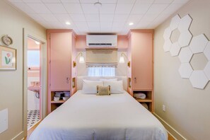 1 bedroom, desk, WiFi, bed sheets