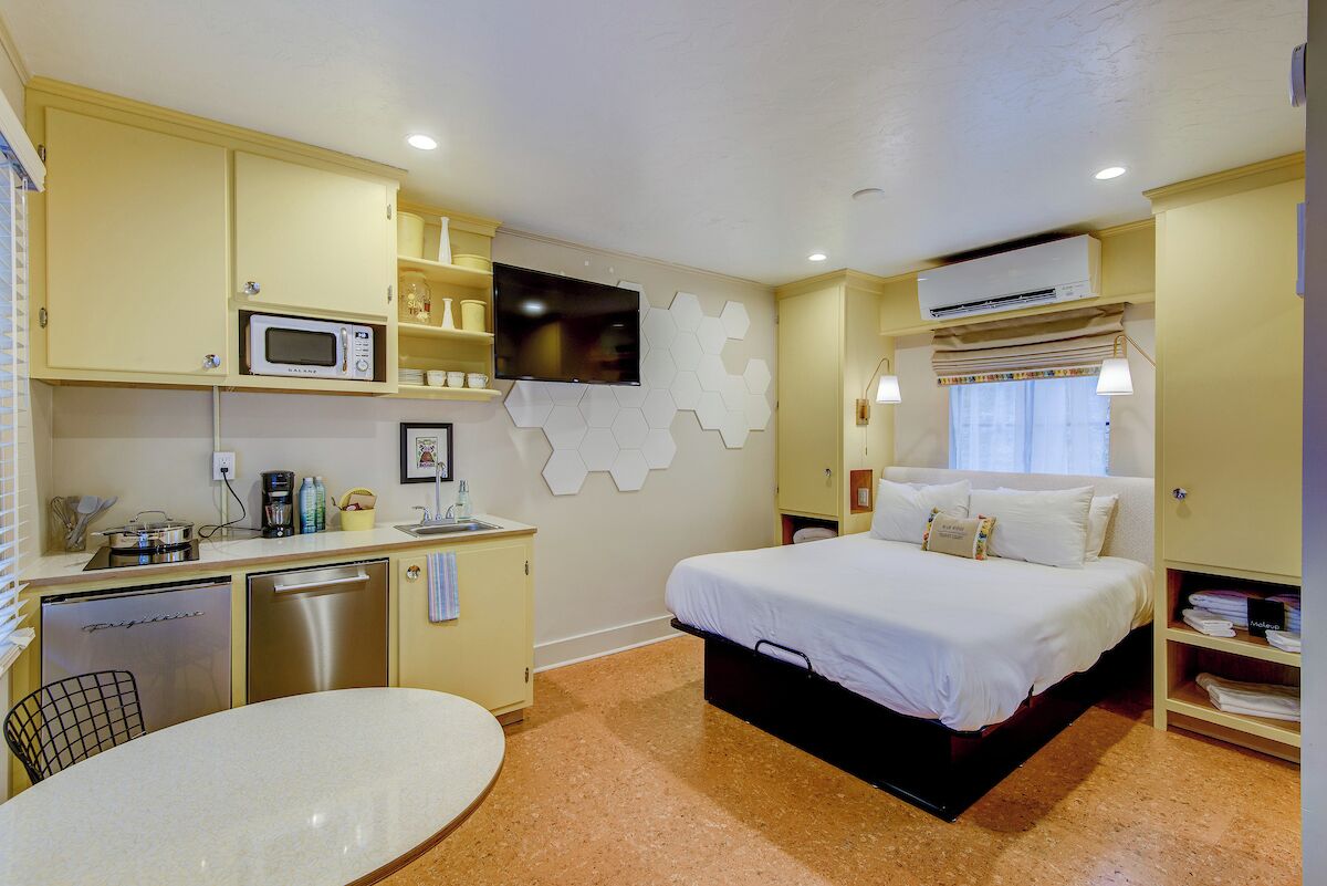 2 bedrooms, desk, WiFi, bed sheets