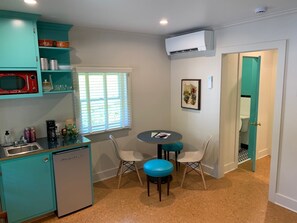 Kjøleskap, mikrobølgeovn, oppvaskmaskin og kaffetrakter/tekoker